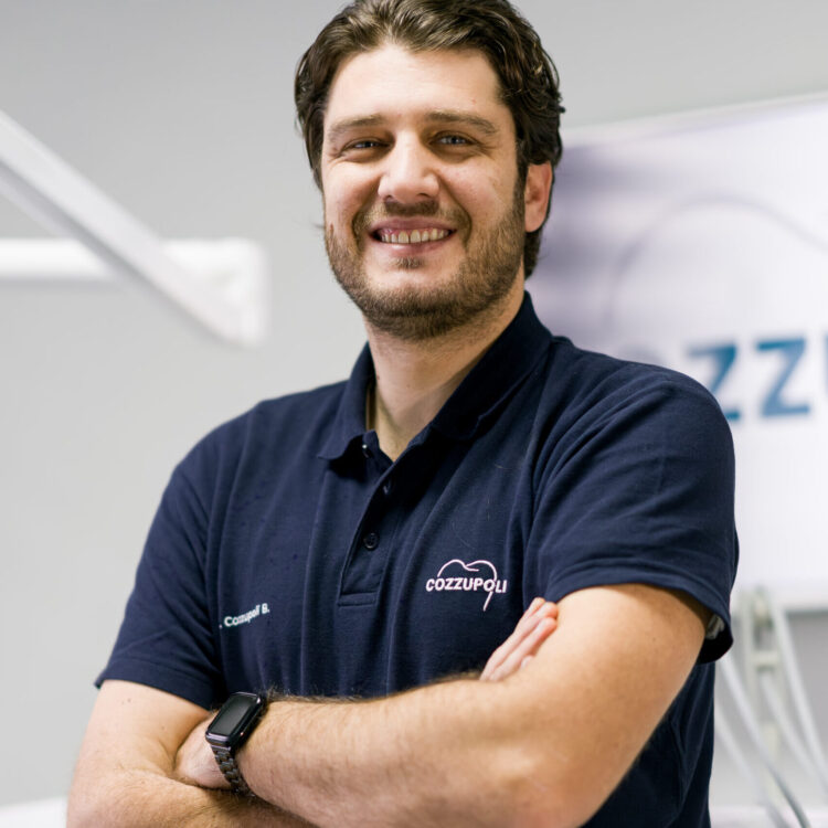 Ritratto del Dott. Bruno Cozzupoli, odontoiatra esperto in endodonzia, protesi e conservativa presso lo Studio Dentistico Cozzupoli di Reggio Calabria