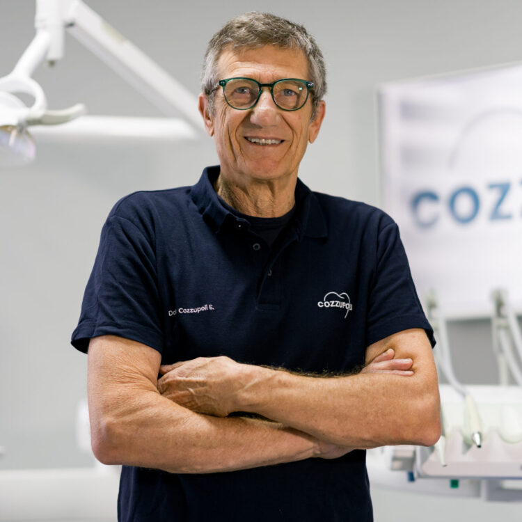 Ritratto del Dott. Emilio Cozzupoli, odontoiatra esperto in chirurgia orale, implantologia e protesi presso lo Studio Dentistico Cozzupoli di Reggio Calabria