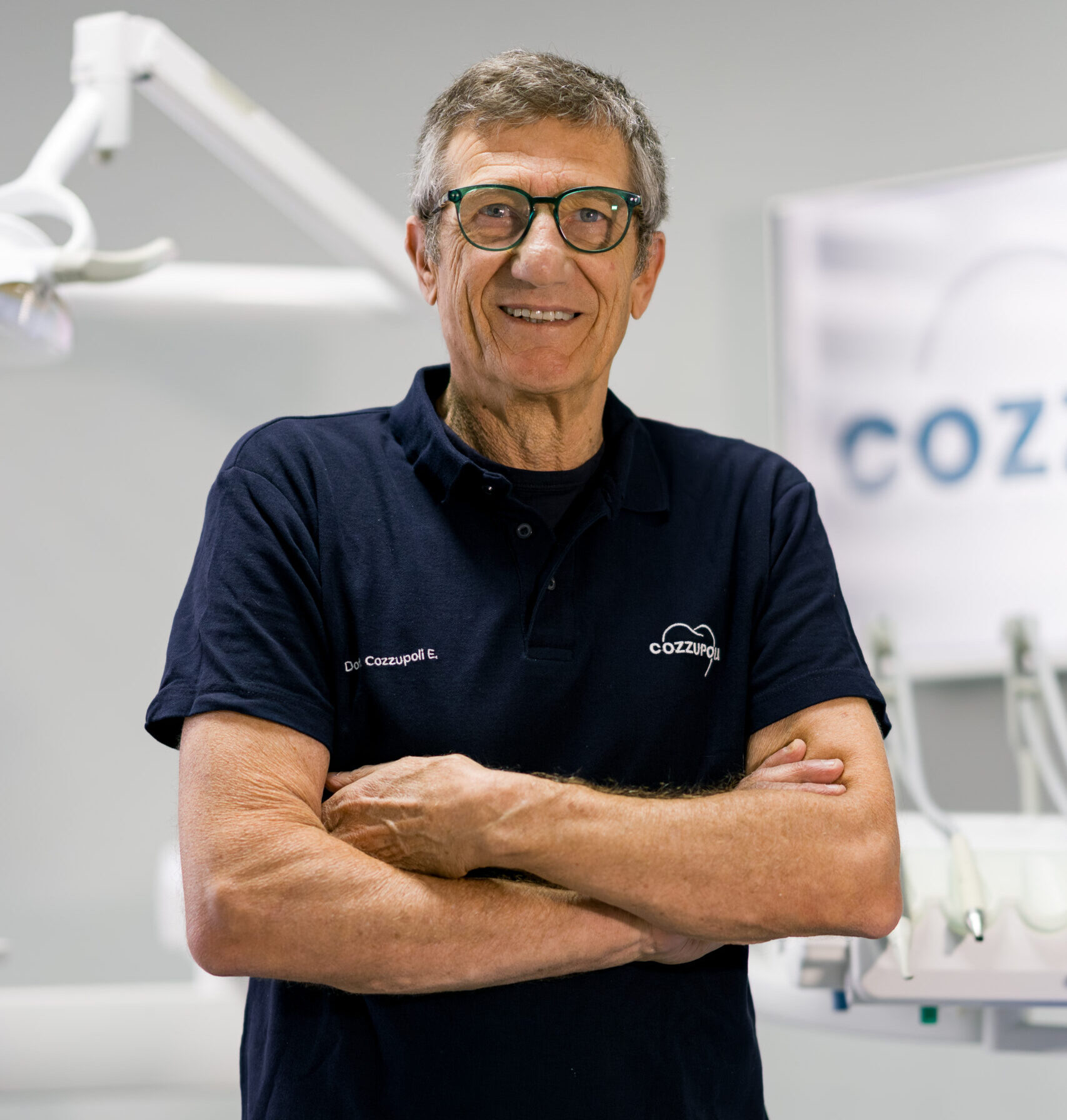 Ritratto del Dott. Emilio Cozzupoli, odontoiatra esperto in chirurgia orale, implantologia e protesi presso lo Studio Dentistico Cozzupoli di Reggio Calabria