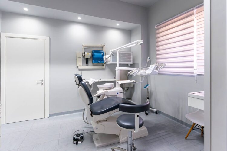Studio odontoiatrico moderno con poltrona e strumentazione per chirurgia orale