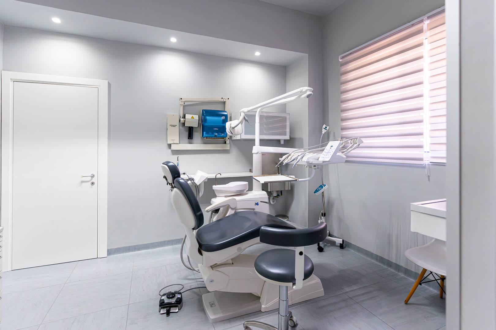 Studio odontoiatrico moderno con poltrona e strumentazione per chirurgia orale