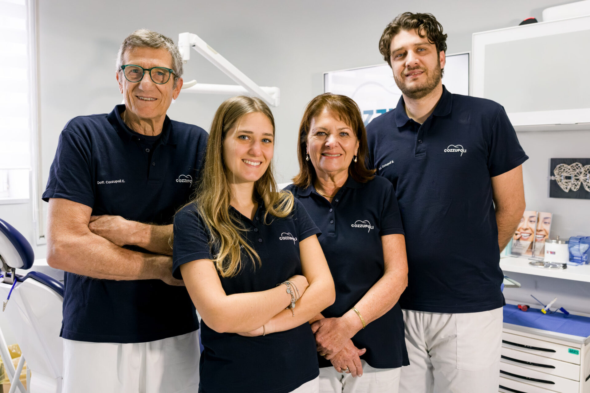 Famiglia Cozzupoli, team dello Studio Dentistico Cozzupoli di Reggio Calabria composto dal Dott. Emilio Cozzupoli, dalla Dott.ssa Alessandra Dessanti, dal Dott. Bruno Cozzupoli e dalla Dott.ssa Giulia Cozzupoli